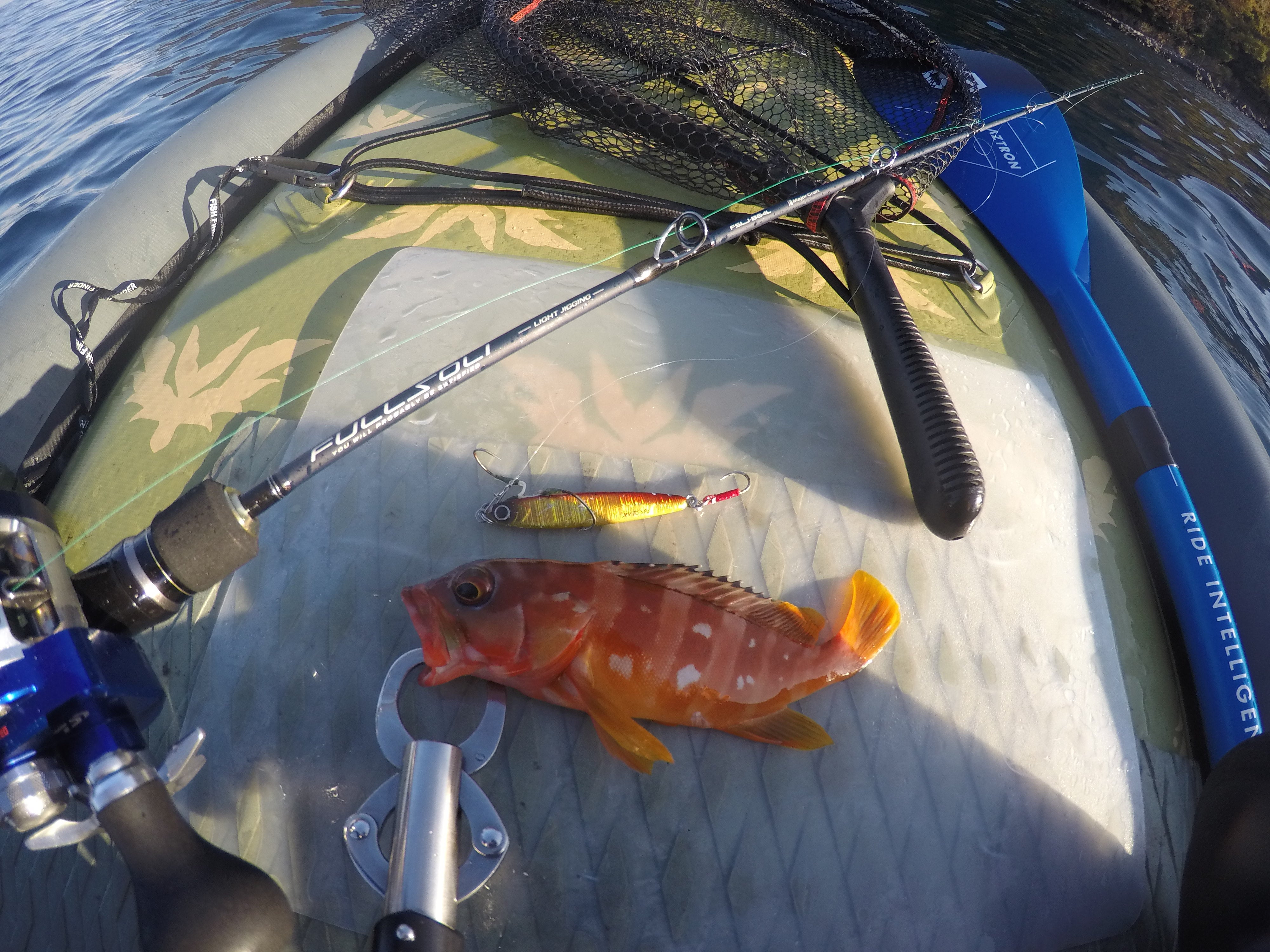 外洋は大荒れなので、穏やかな湾内でSUPフィッシングを楽しむ